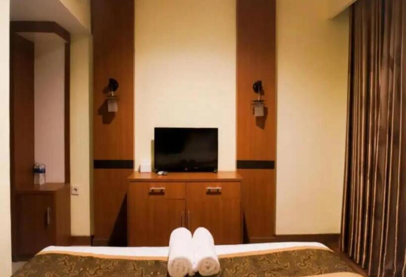 اتاق اکونومی, Stefani Makati