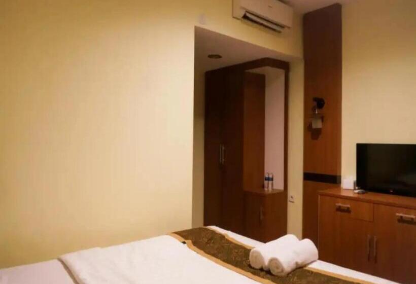 اتاق اکونومی, Stefani Makati