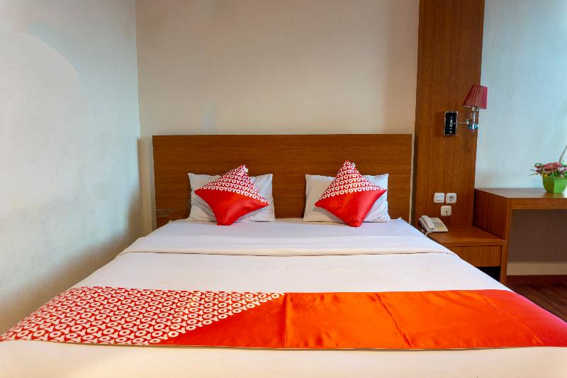 اتاق لوکس, Stefani Makati