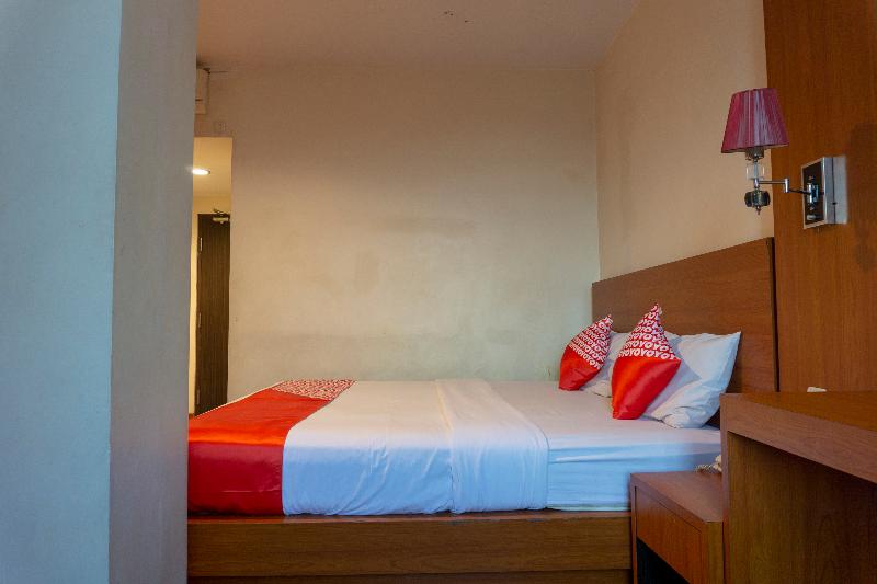 اتاق لوکس, Stefani Makati