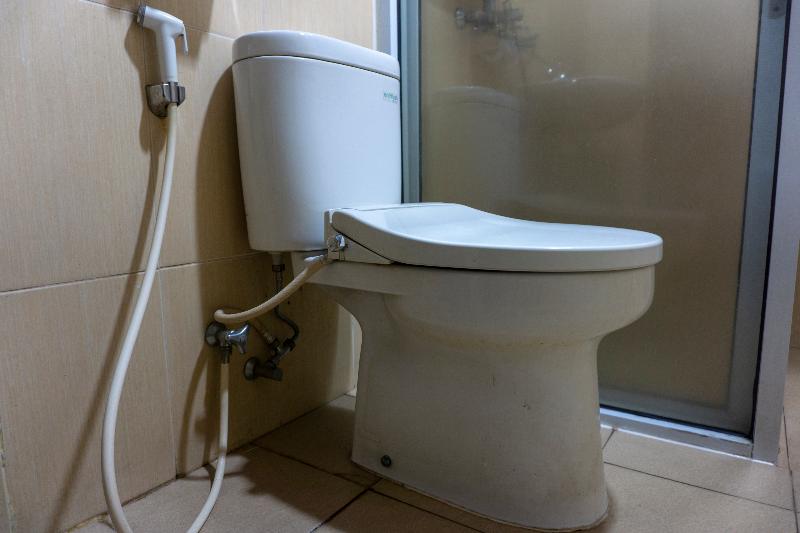 اتاق لوکس, Stefani Makati