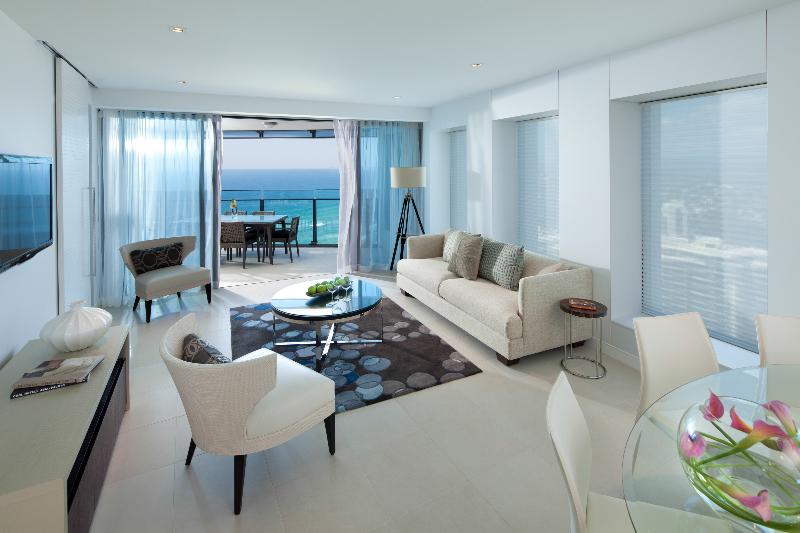 اتاق لوکس, Stefani Makati