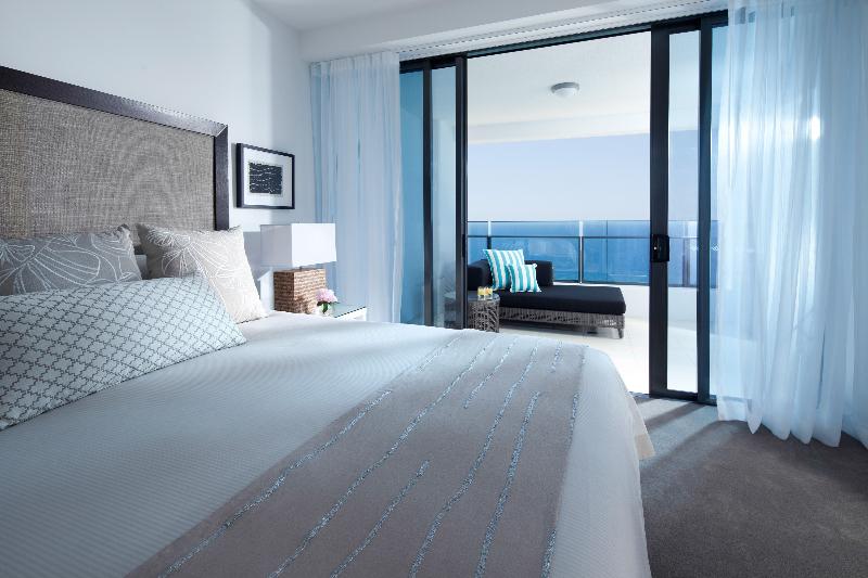 اتاق لوکس, Stefani Makati