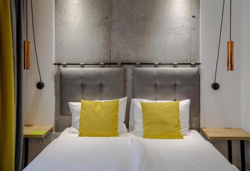 חדר סופריור, Lwowska 1