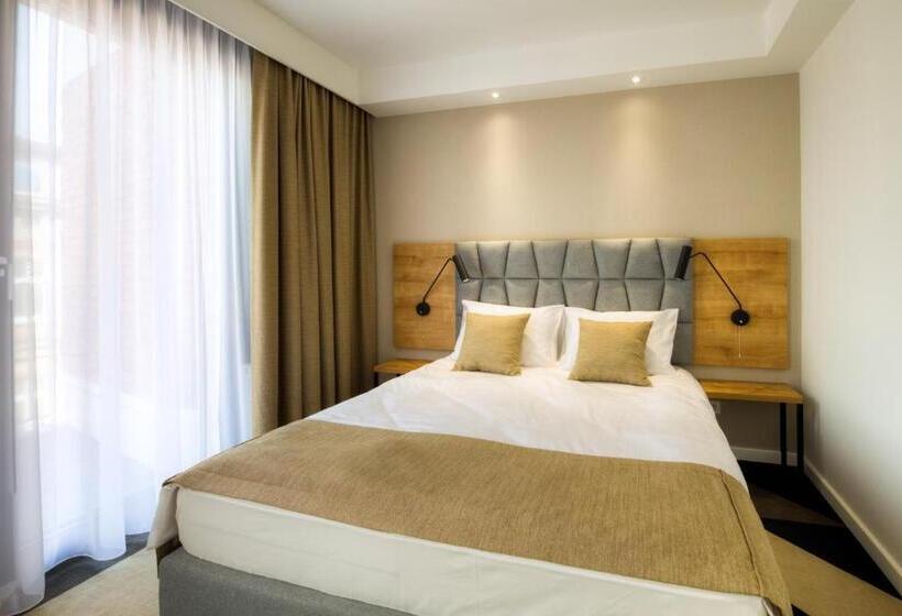 חדר סופריור, Lwowska 1