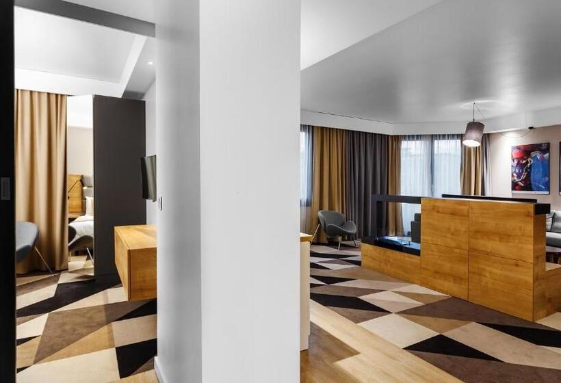 סוויטה אקזקיוטיב, Lwowska 1