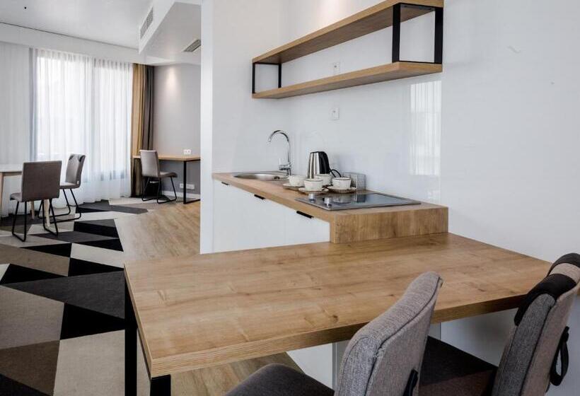 סוויטה אקזקיוטיב, Lwowska 1