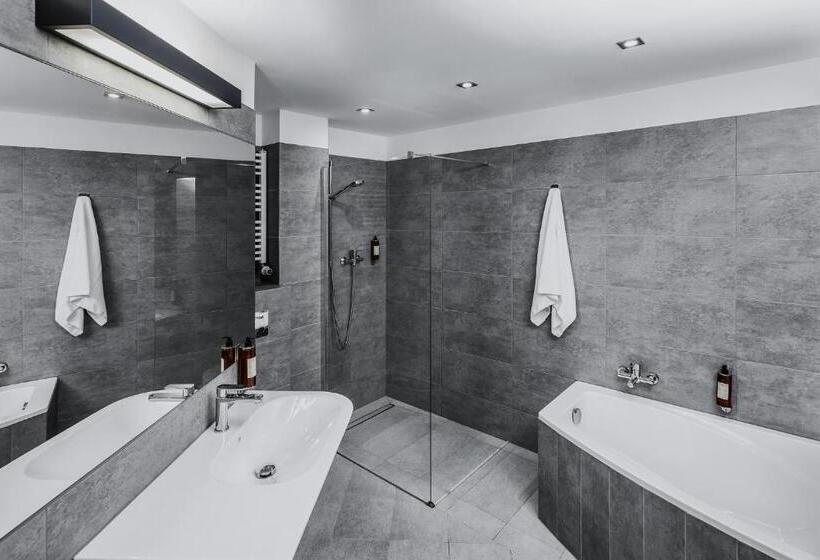 סוויטה אקזקיוטיב, Lwowska 1