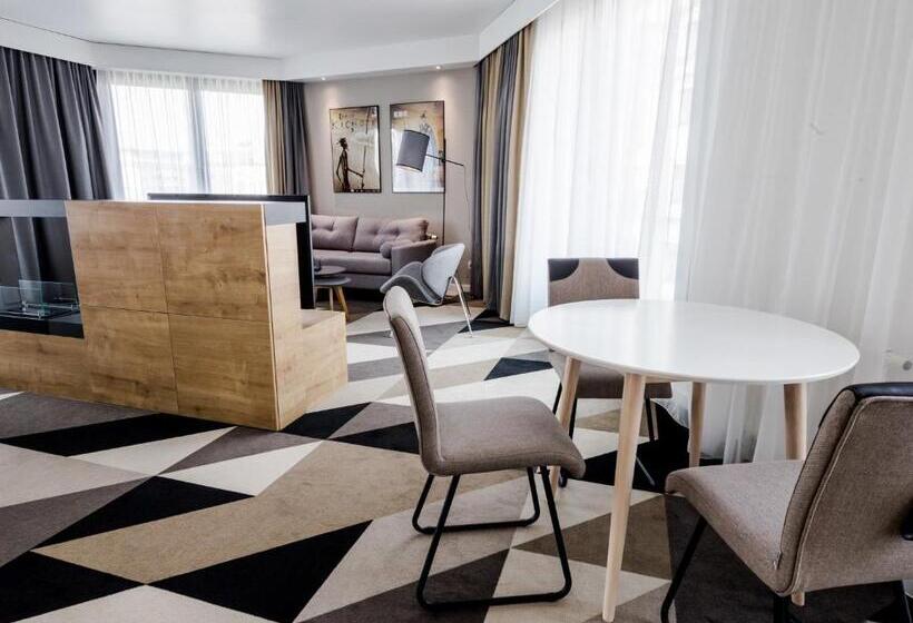 סוויטה אקזקיוטיב, Lwowska 1