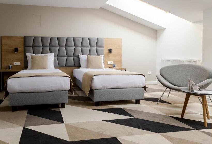 חדר פנטהאוז, Lwowska 1