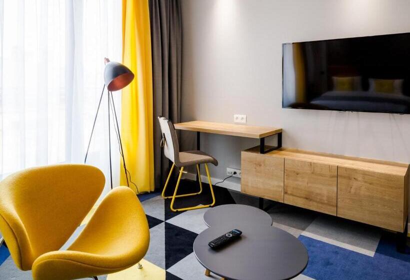 חדר סופריור, Lwowska 1