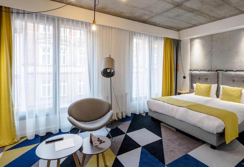 חדר סופריור, Lwowska 1