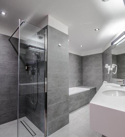 סוויטה אקזקיוטיב, Lwowska 1