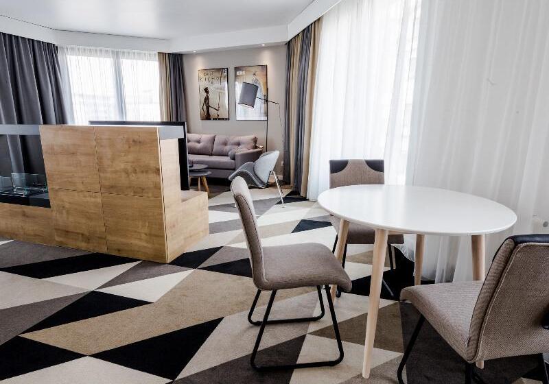 סוויטה אקזקיוטיב, Lwowska 1