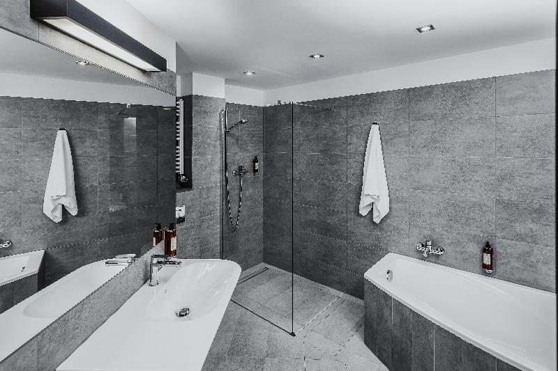 סוויטה אקזקיוטיב, Lwowska 1