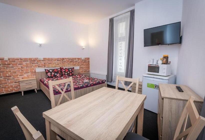 デラックスルーム, Hostel 70s And Queen Apartments