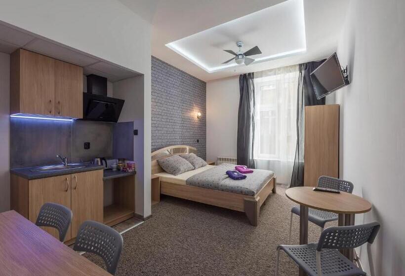 スタンダードルーム, Hostel 70s And Queen Apartments