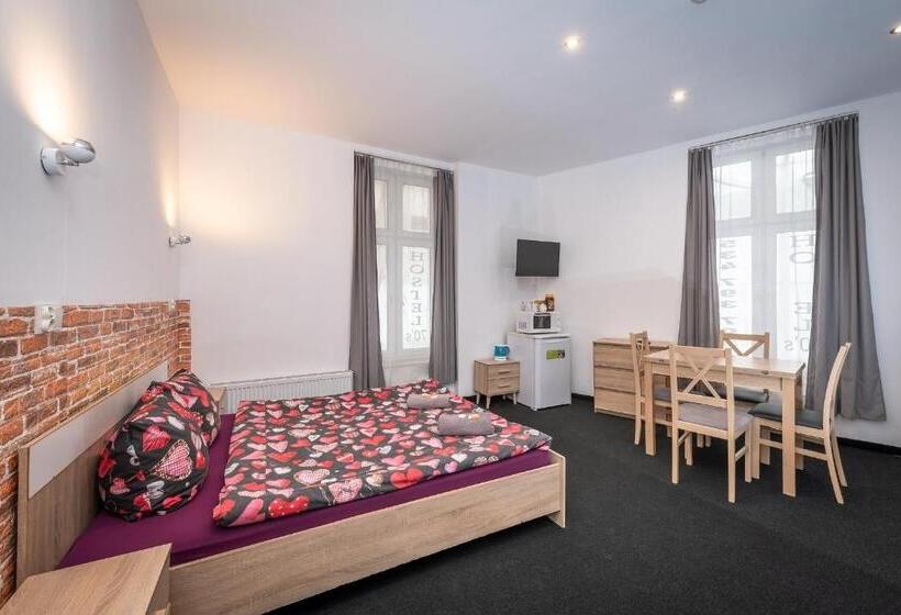 スタンダードルーム, Hostel 70s And Queen Apartments