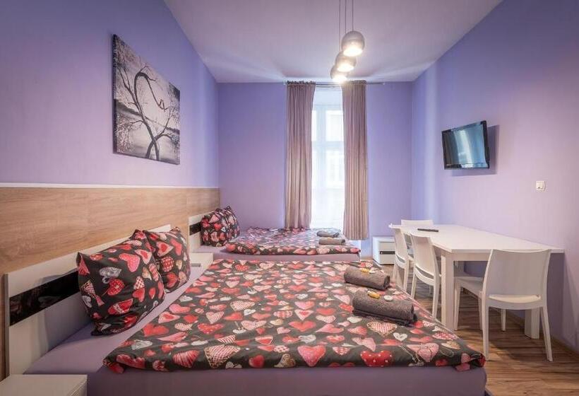 חדר סטנדרט לארבעה, Hostel 70s And Queen Apartments