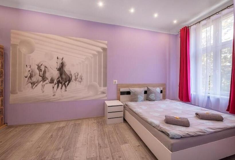 ファミリールーム, Hostel 70s And Queen Apartments