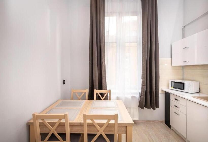חדר משפחתי, Hostel 70s And Queen Apartments