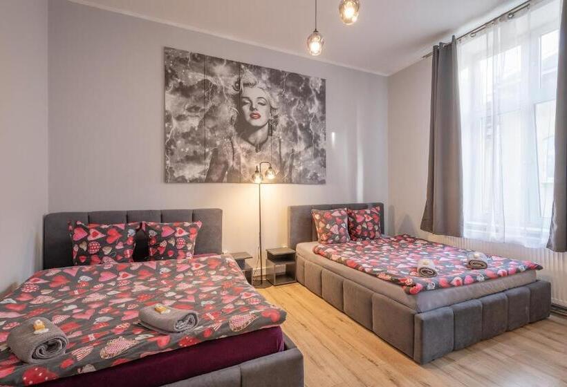 ファミリールーム, Hostel 70s And Queen Apartments