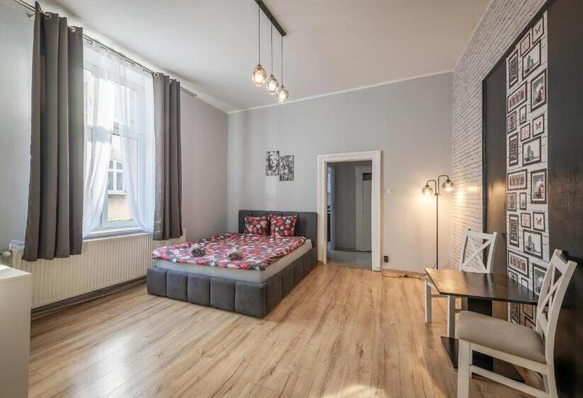 ファミリールーム, Hostel 70s And Queen Apartments