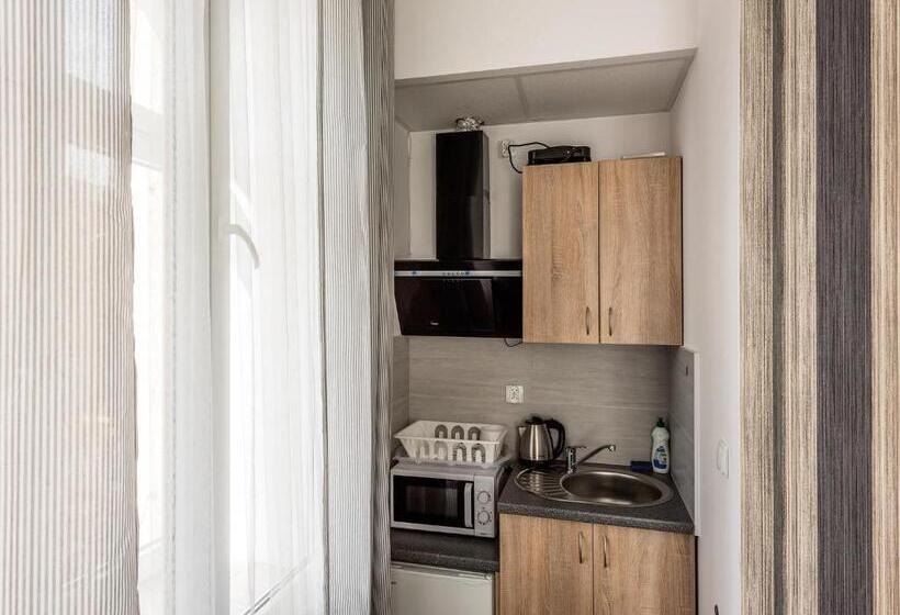 コンフォートトリプルルーム, Hostel 70s And Queen Apartments