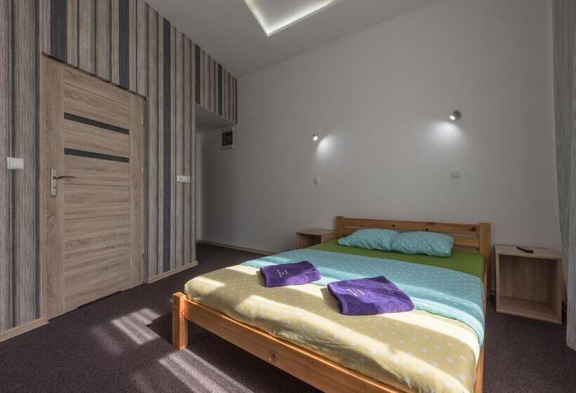 חדר קומפורט לשלושה, Hostel 70s And Queen Apartments