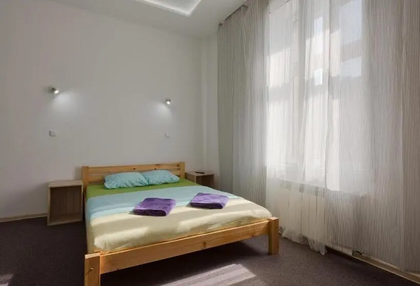 اتاق راحتی سه تخته, Hostel 70s And Queen Apartments