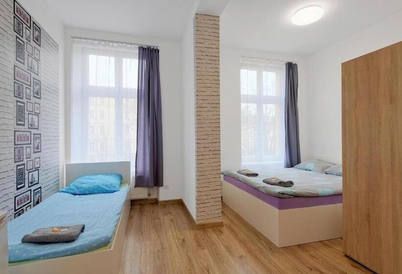 デラックスルーム, Hostel 70s And Queen Apartments