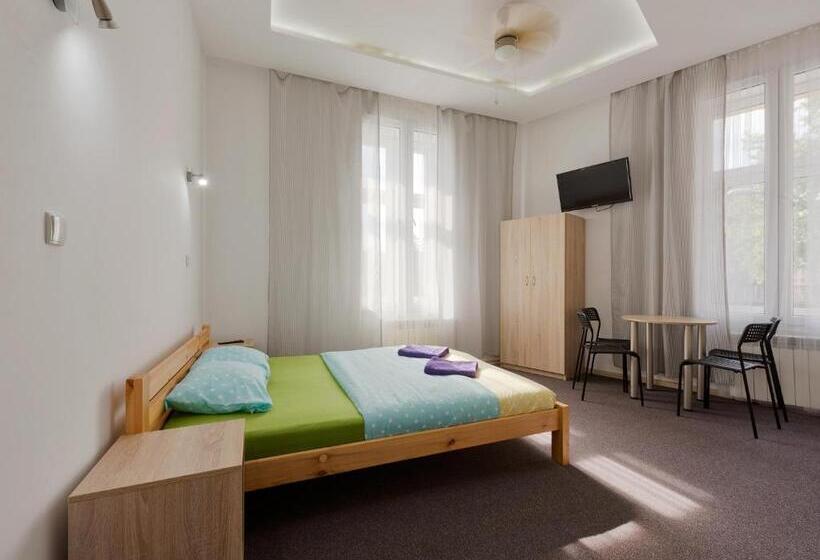 デラックスルーム, Hostel 70s And Queen Apartments