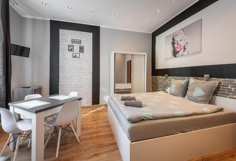 デラックスルーム, Hostel 70s And Queen Apartments