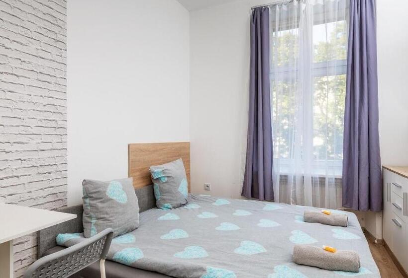 デラックスルーム, Hostel 70s And Queen Apartments