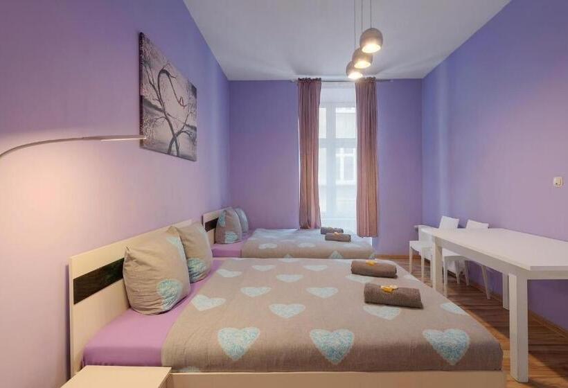 スタンダードルーム, Hostel 70s And Queen Apartments