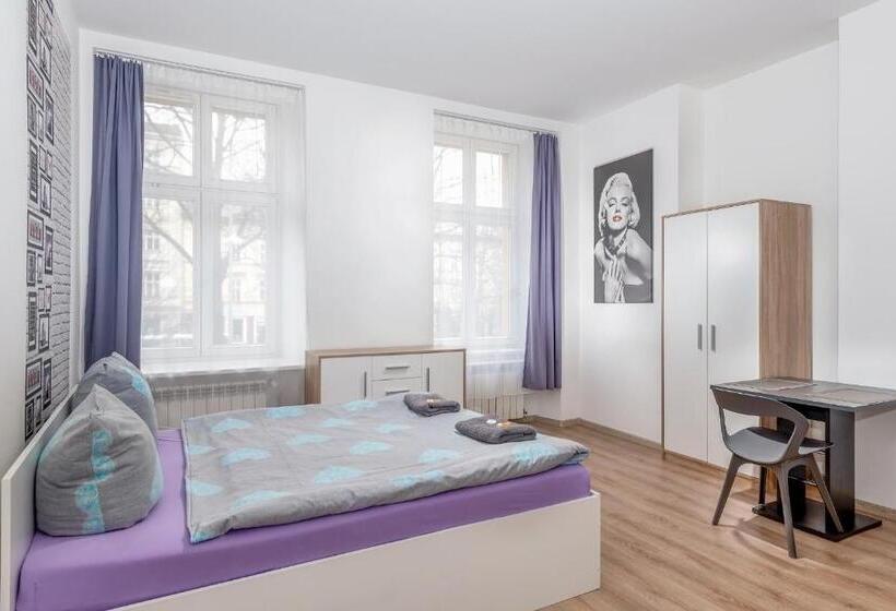 スタンダードルーム, Hostel 70s And Queen Apartments