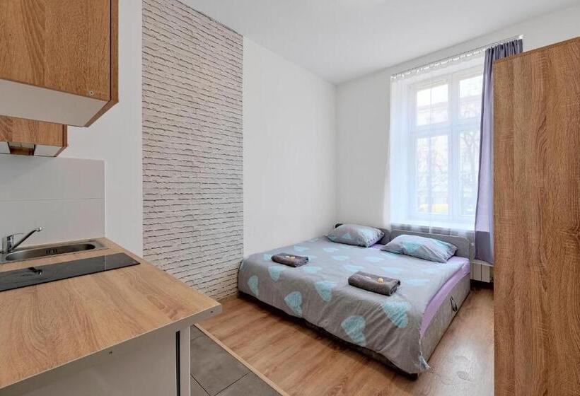 スタンダードルーム, Hostel 70s And Queen Apartments