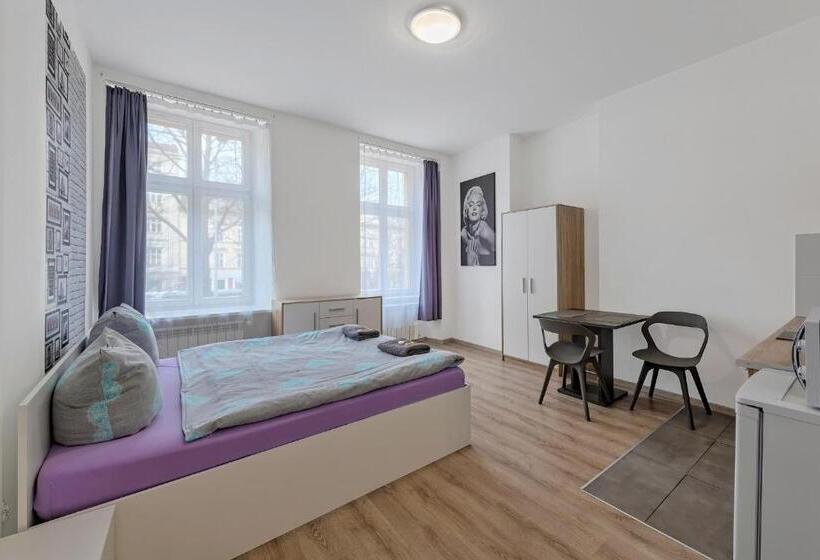 スタンダードルーム, Hostel 70s And Queen Apartments