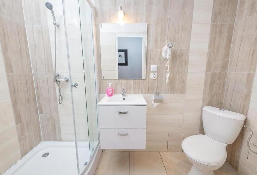 スタンダード４人部屋, Hostel 70s And Queen Apartments