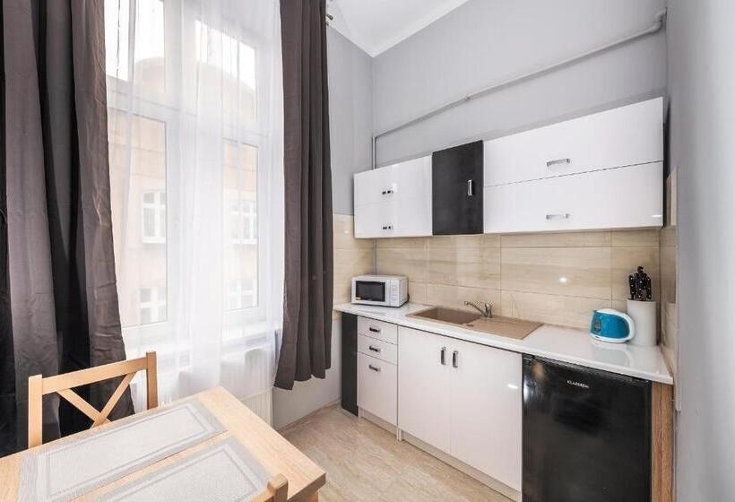 ファミリールーム, Hostel 70s And Queen Apartments