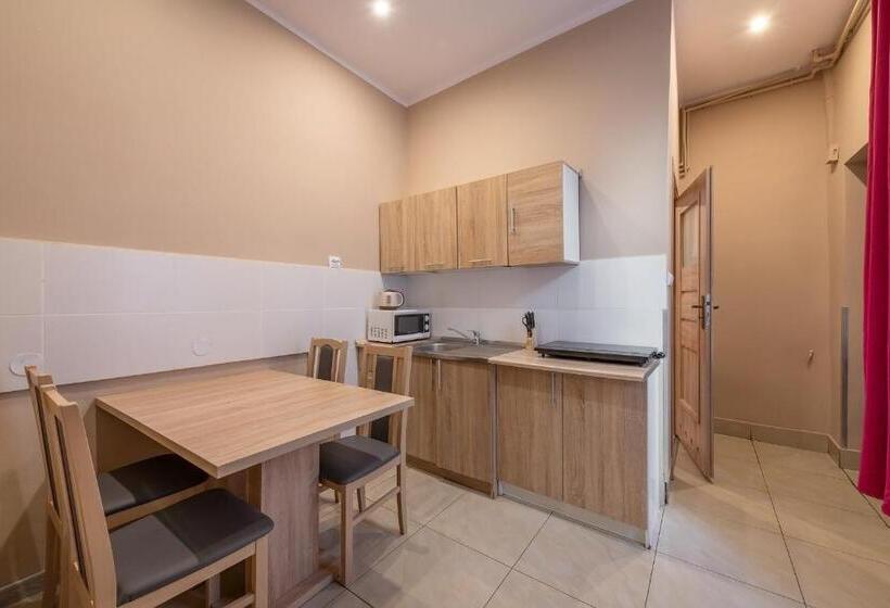 ファミリールーム, Hostel 70s And Queen Apartments