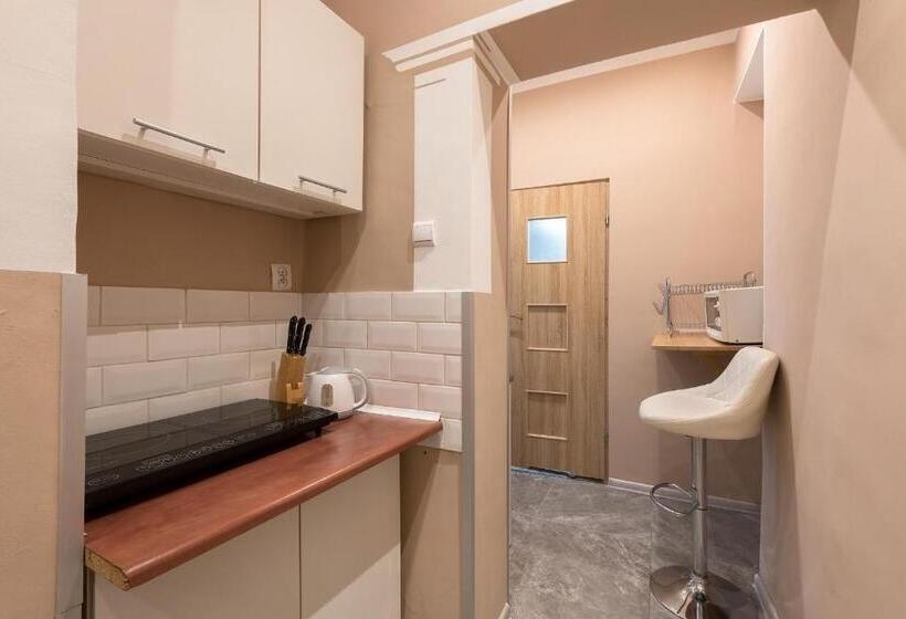 ファミリールーム, Hostel 70s And Queen Apartments