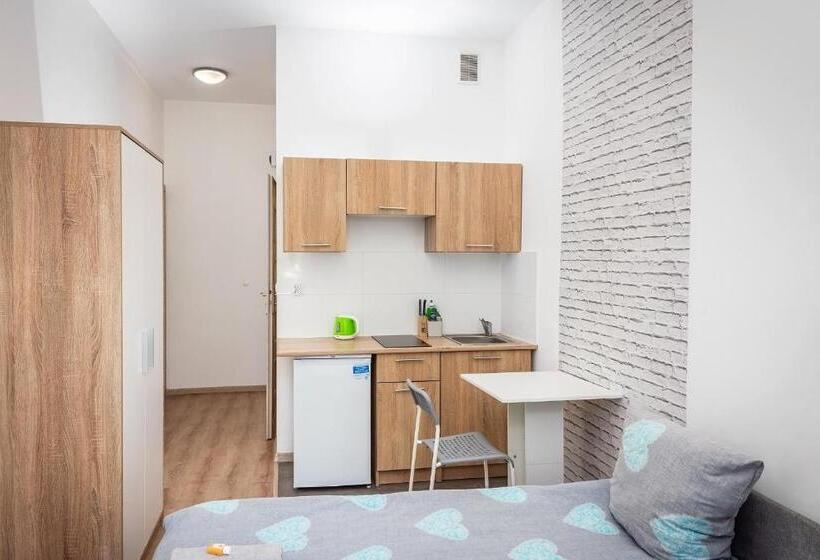 חדר קומפורט לשלושה, Hostel 70s And Queen Apartments