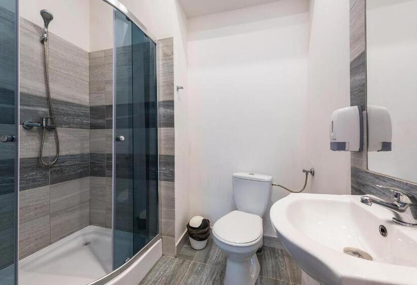 コンフォートトリプルルーム, Hostel 70s And Queen Apartments