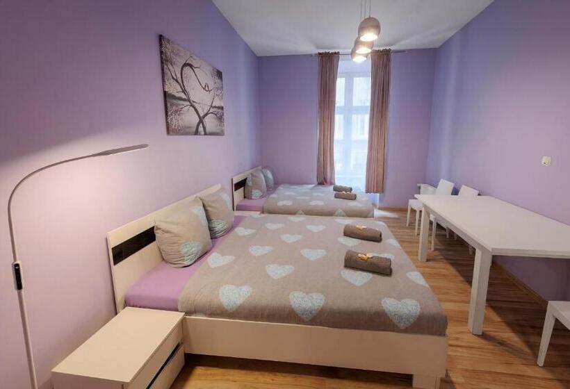 コンフォートトリプルルーム, Hostel 70s And Queen Apartments