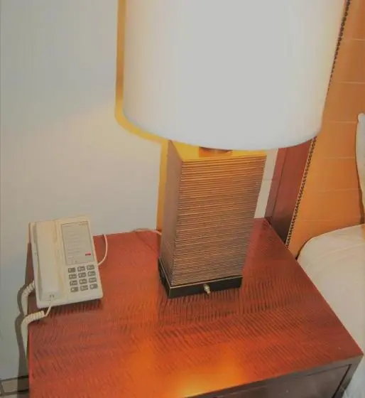 デラックススタジオ, Edgewater Inn
