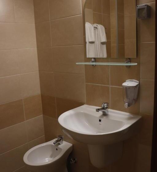 디럭스 룸, Roots Hotel & Wine Bar