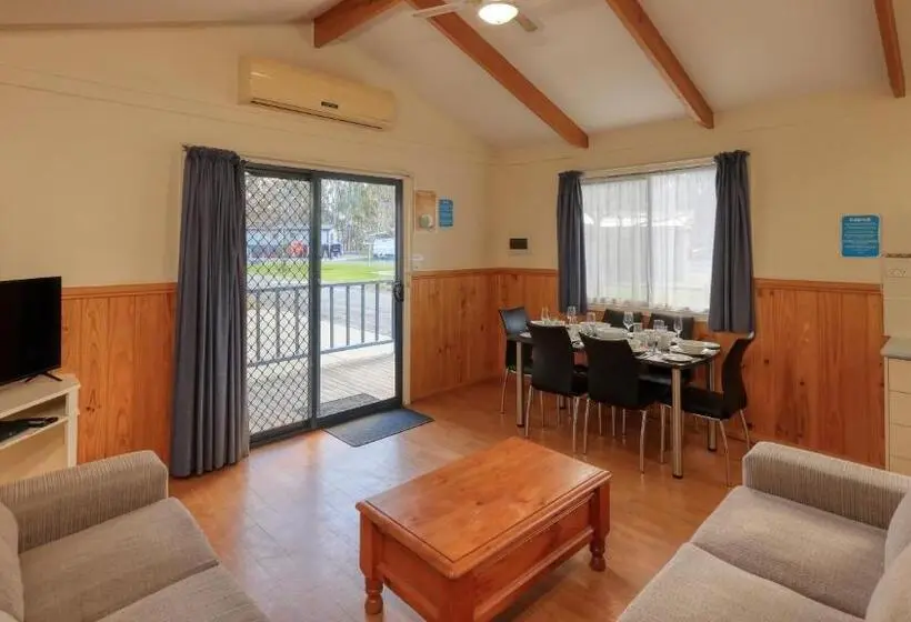 Perhehuone, Deniliquin Riverside Caravan Park