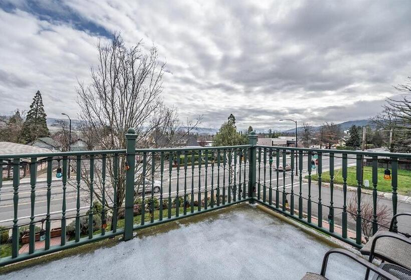 غرفة قياسية مزوَّدة بشُرفة, Abigail S Bed And Breakfast Inn