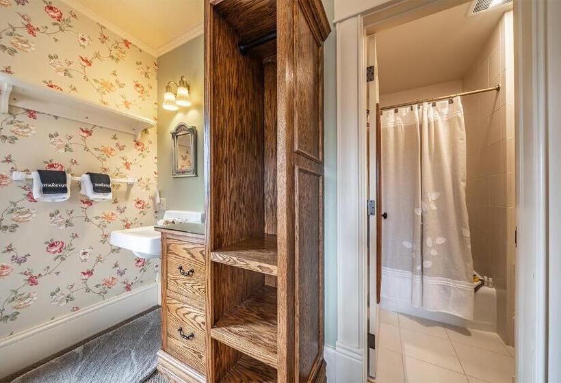 غرفة قياسية مزوَّدة بشُرفة, Abigail S Bed And Breakfast Inn